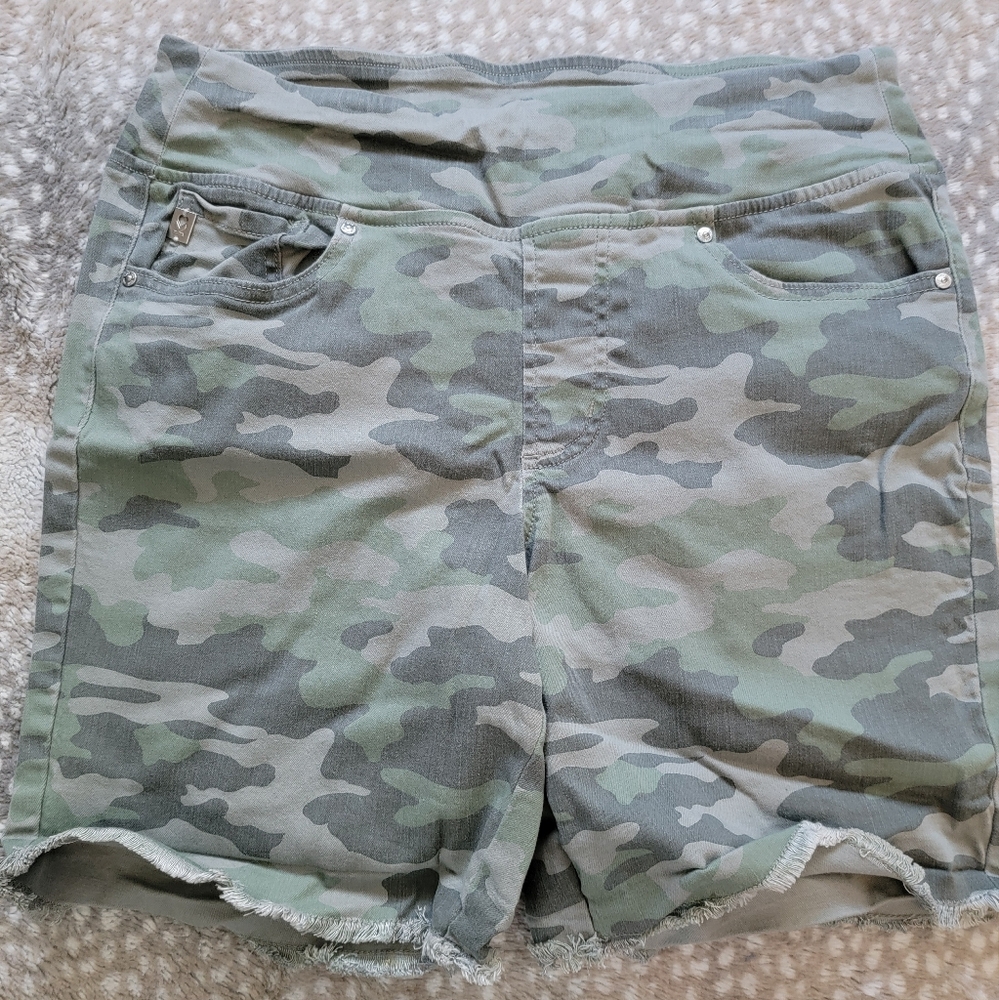 Belle by Kim Gravel Camoflauge Shorts Women Size 10